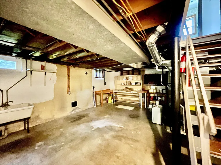 2727 Hall St — Photo 32