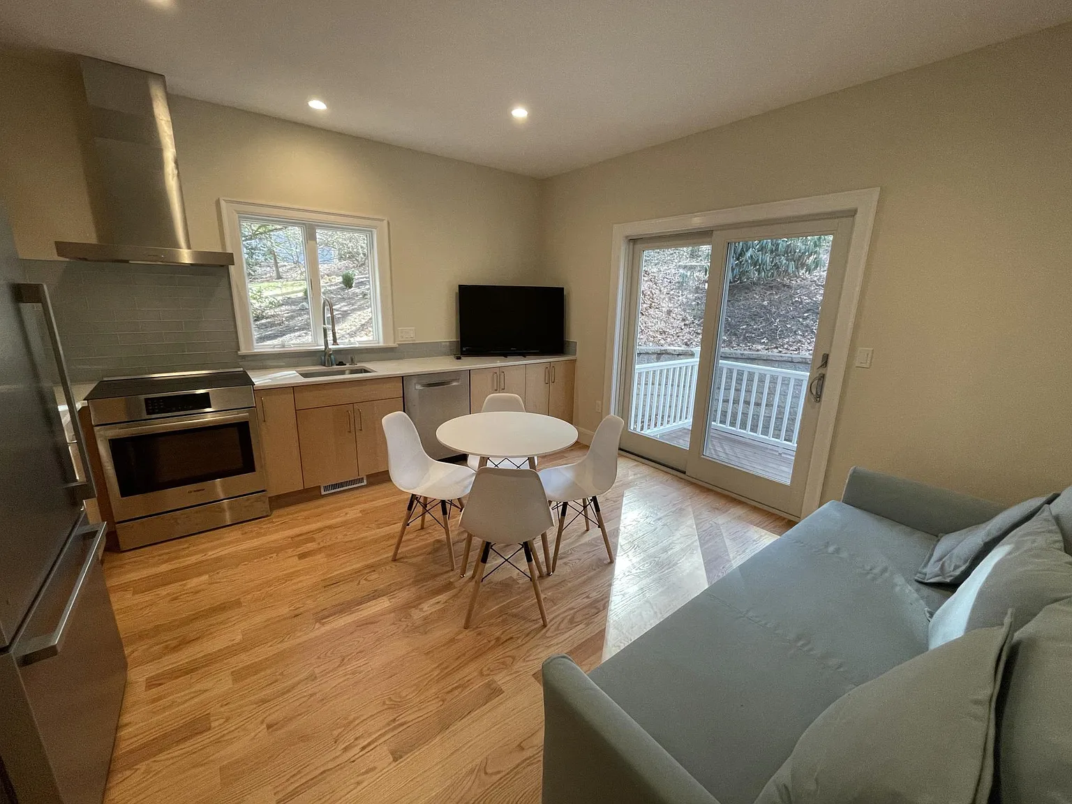 30 Colony Rd — Photo 2