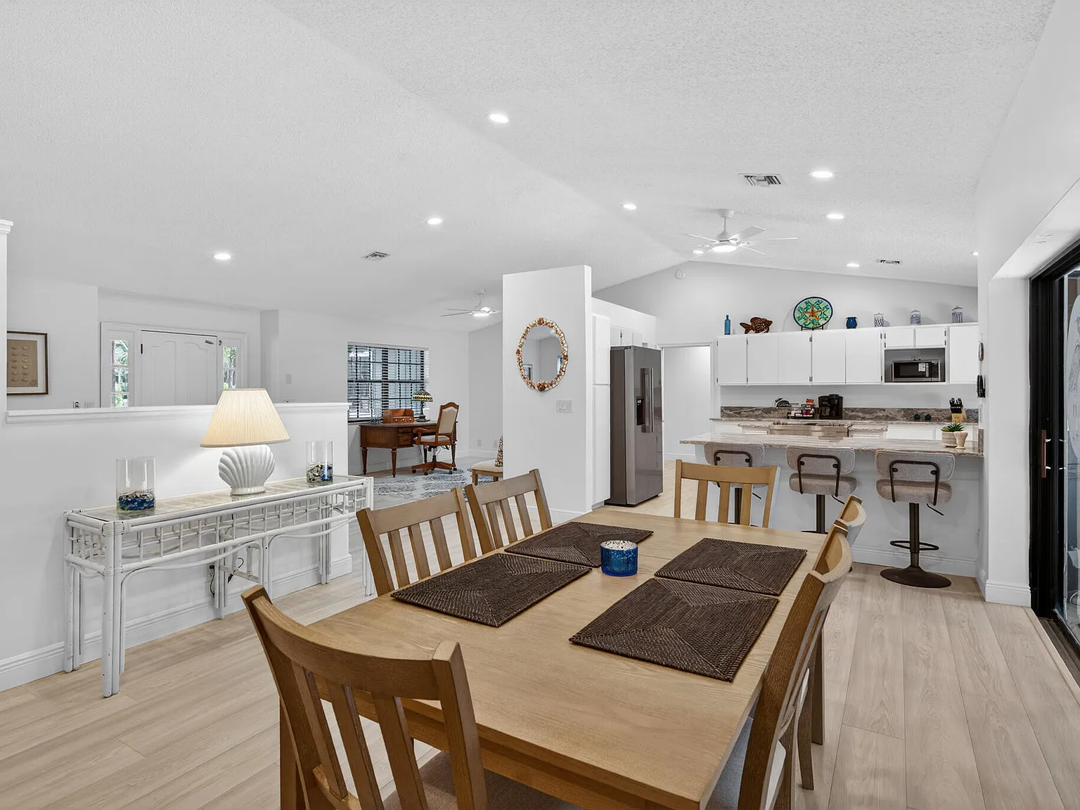 4 bed, 2.5 bath, 2725 sqft, $5,500 — Photo 3
