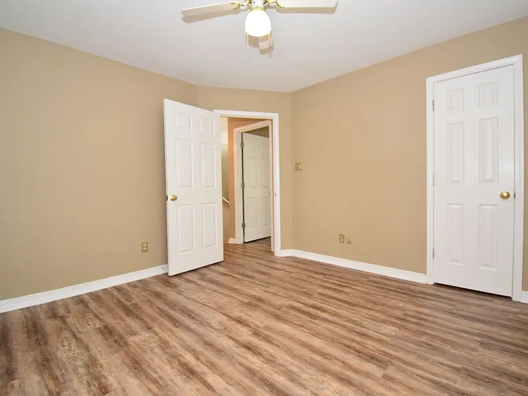 460 E Maryland Ave — Photo 14