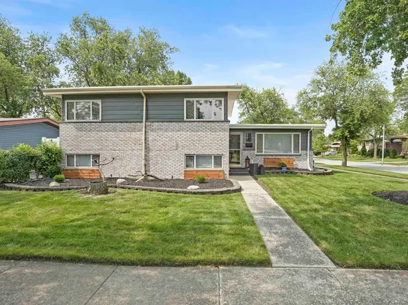 319 Sandra Ln, Chicago Heights, IL 60411