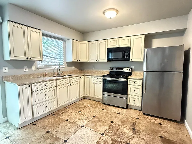 845 Poplar St — Photo 2