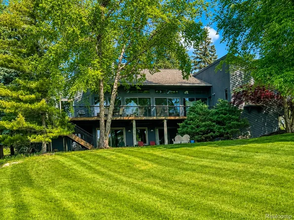 2501 Doleman Dr, West Bloomfield, MI 48324