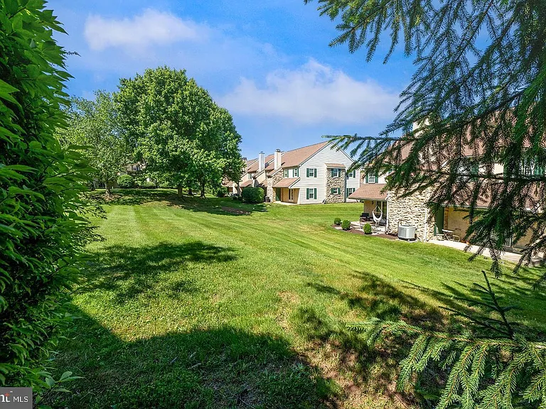 305 Westridge Cir — Photo 13