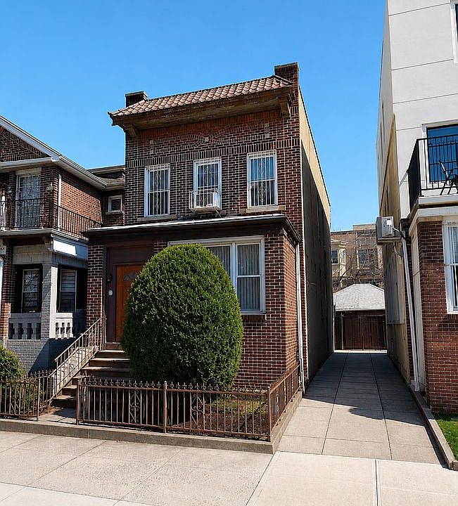 1st image of 733 E 4th St