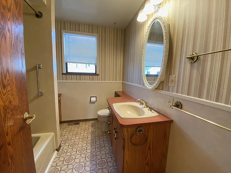 1456 Franklin Ave — Photo 9