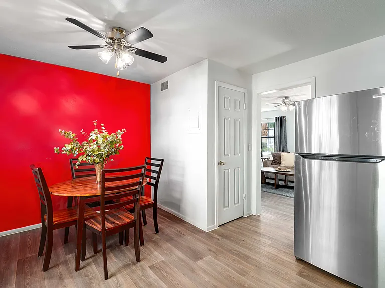 La Aloma Apartments — Photo 19