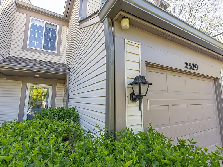 2529 Bordeaux Ln — Photo 2