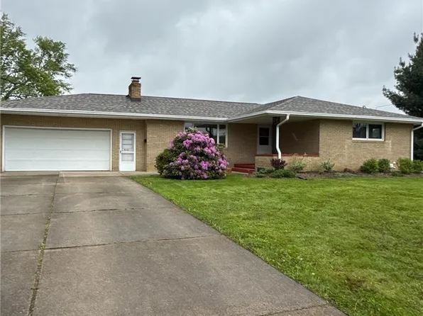 810 Carlton Dr, Campbell, OH 44405