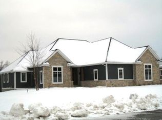 662 Pond View Ct, Pewaukee, WI 53072