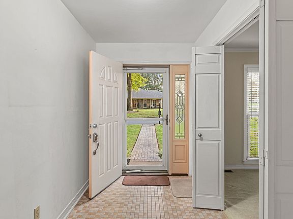 5th image of 502 Robinhood Dr