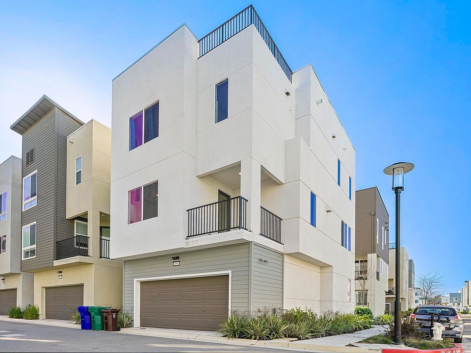 Detached corner property