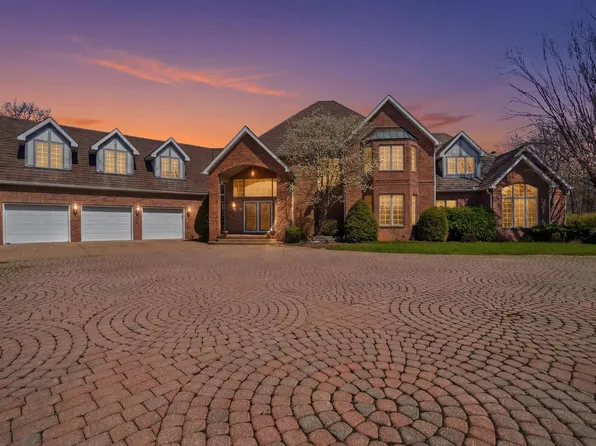 320 Eastfield Dr, East Peoria, IL 61611