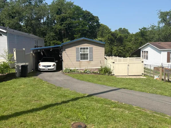 208 Crossing Ln, Low Moor, VA 24457