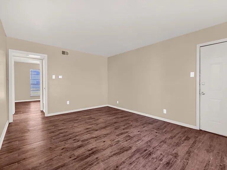 1920 W Shields Dr — Photo 3
