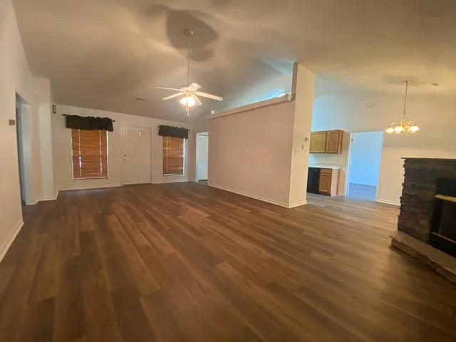 105 Maple Oak Dr — Photo 3