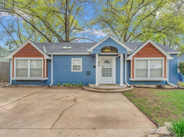 825 Murrow Ct, Lawrence, KS 66049