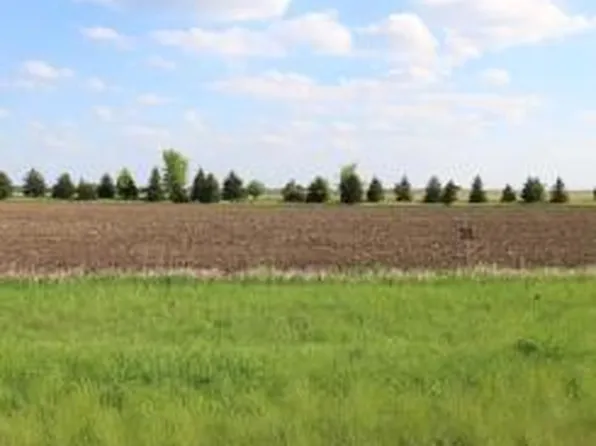 35768 Sharon Prairie Dr, Le Sueur, MN 56058