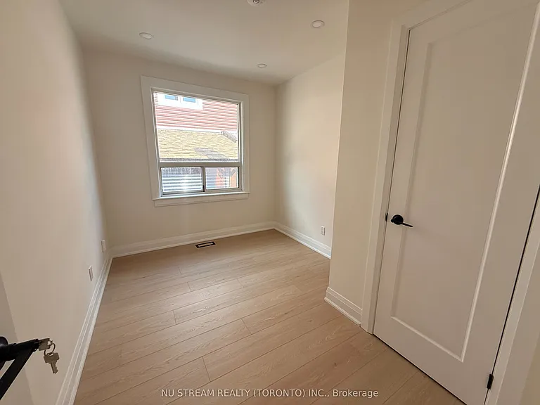 6 Rosemarie Dr #UPPER LEVEL — Photo 7