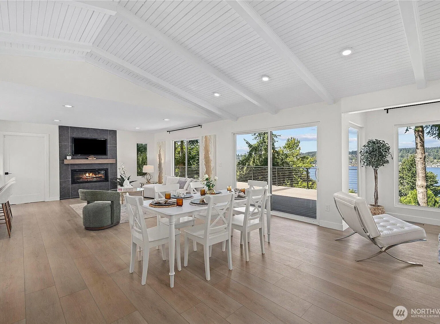 5 bed, 3200 sqft, $5,999 — Photo 4