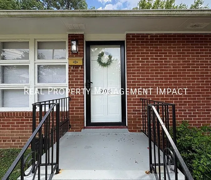 906 Springdale Dr — Photo 4