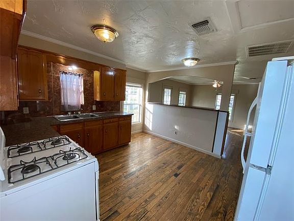 5th image of 105 W Tarrant St