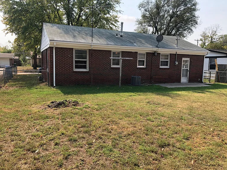 1308 E Alturas St — Photo 11