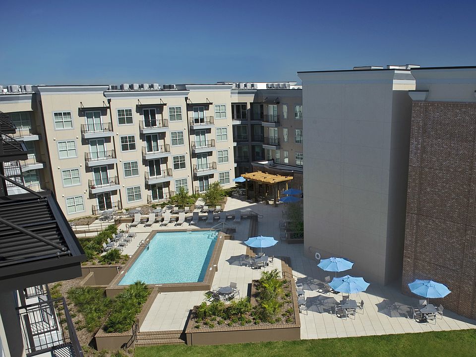 Courtyard Pool and Sundeck