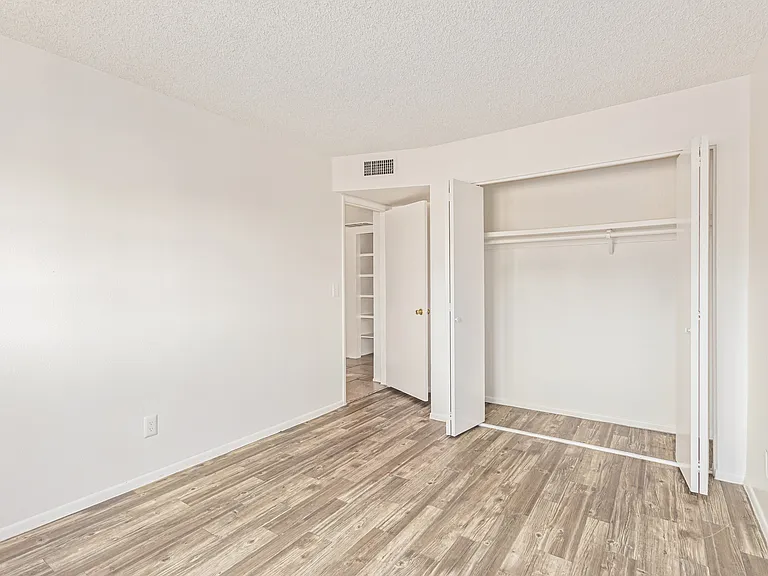 5810 N 48th Ln — Photo 18