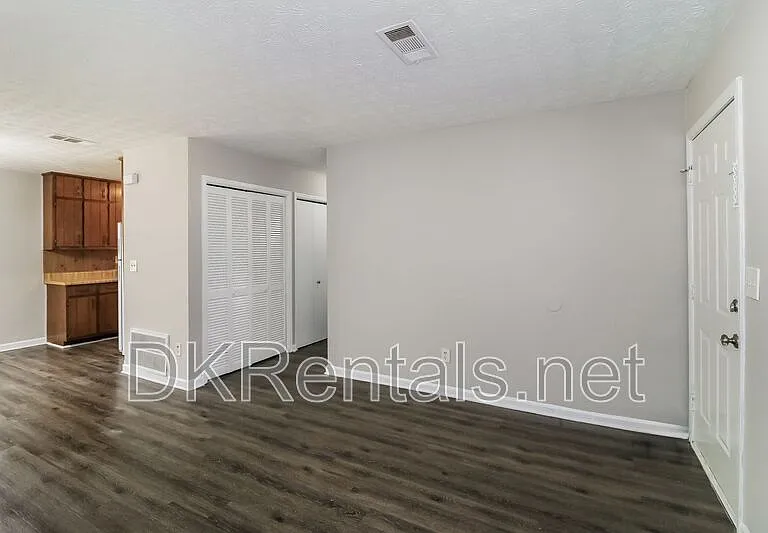 307 Hamilton Glenn — Photo 3