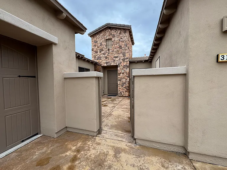 3111 Esmerelda Dr — Photo 2