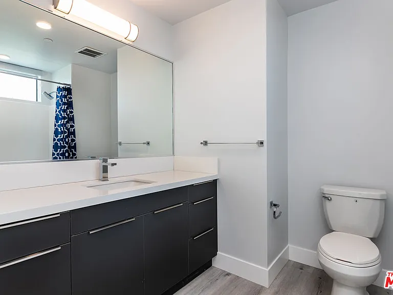 14612 Calvert St #404 — Photo 17