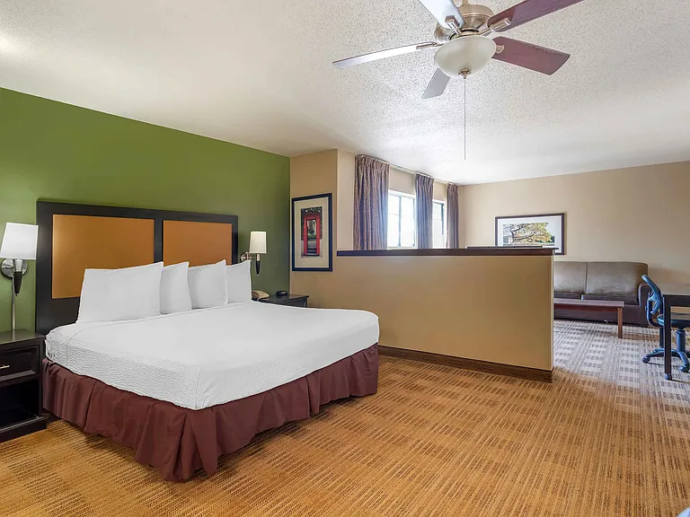 1 Bedroom Suite - 1 King Bed