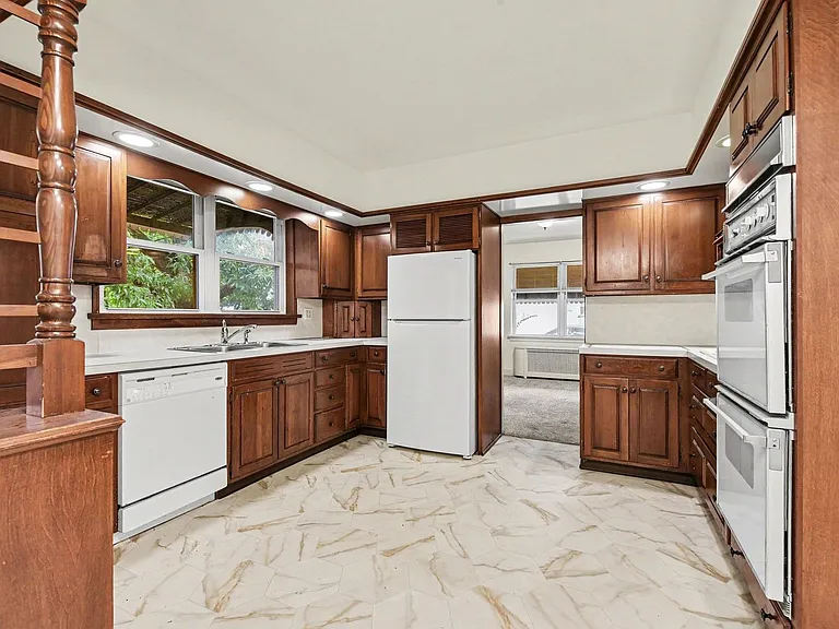 125 W Governor Rd — Photo 9