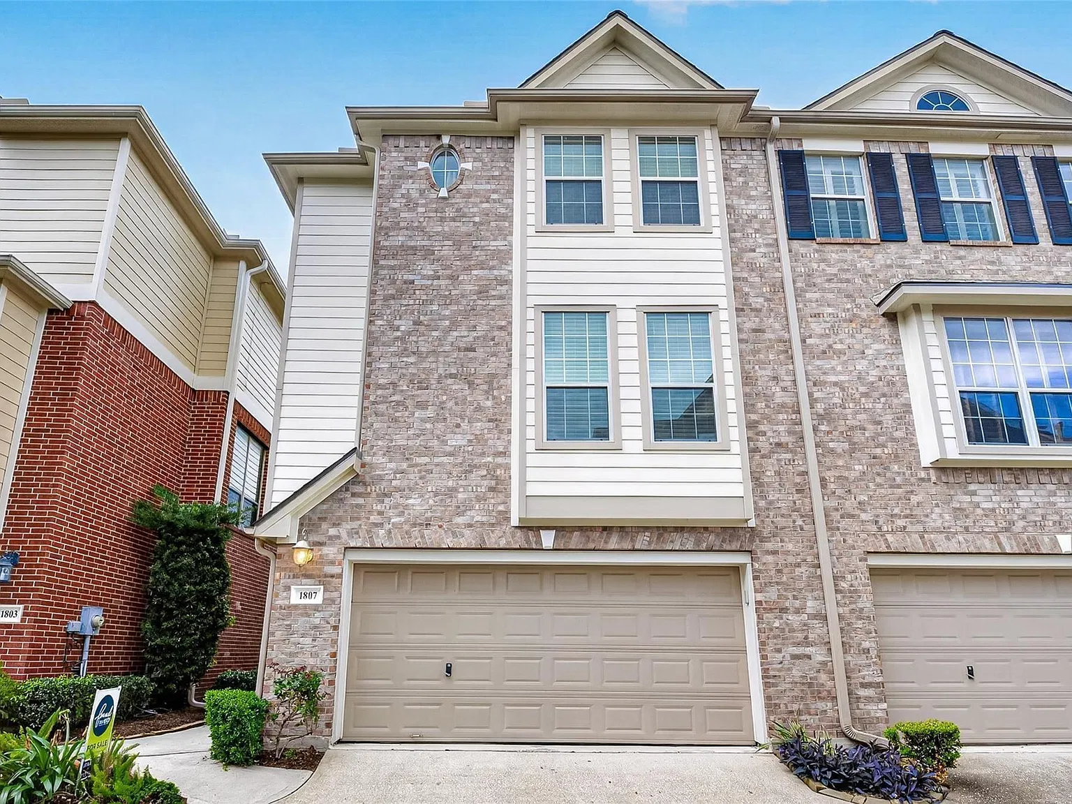 3 bed, 3.5 bath, 2690 sqft, $2,900 — Photo 2