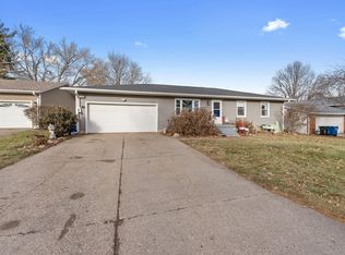 819 Sunrise Cir, Muscatine, IA 52761