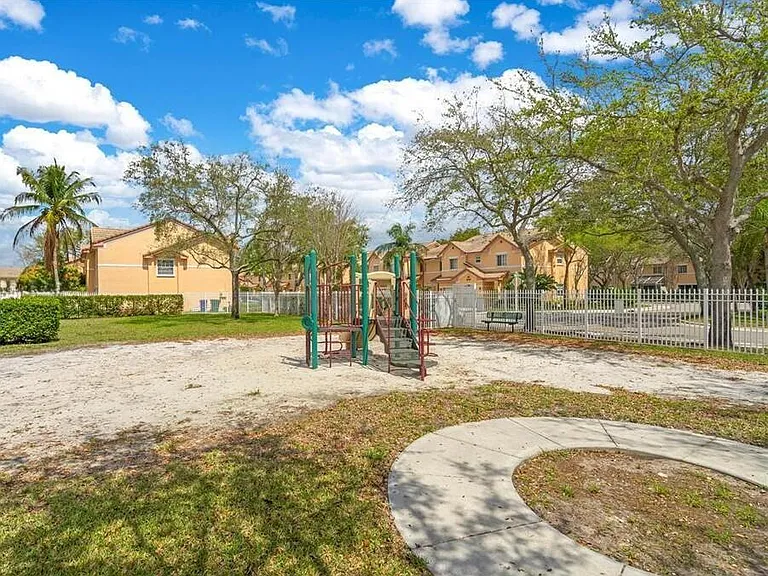 2140 SW 87th Way — Photo 17
