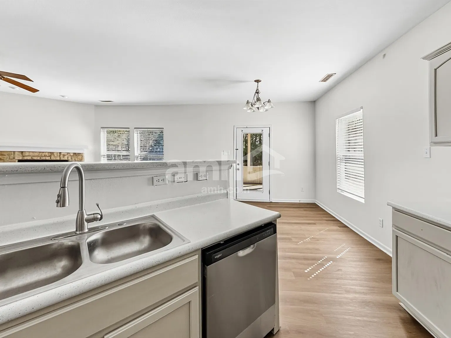 4 bed, 2.5 bath, 2675 sqft, $2,370 — Photo 4