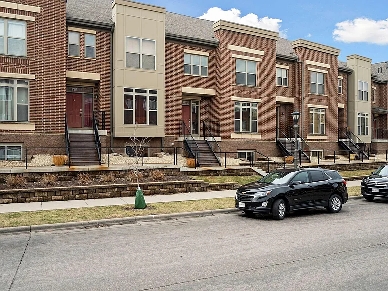 741 Victoria St S — Photo 15