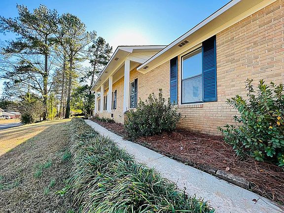 2nd image of 1100 Sugarloaf Ln