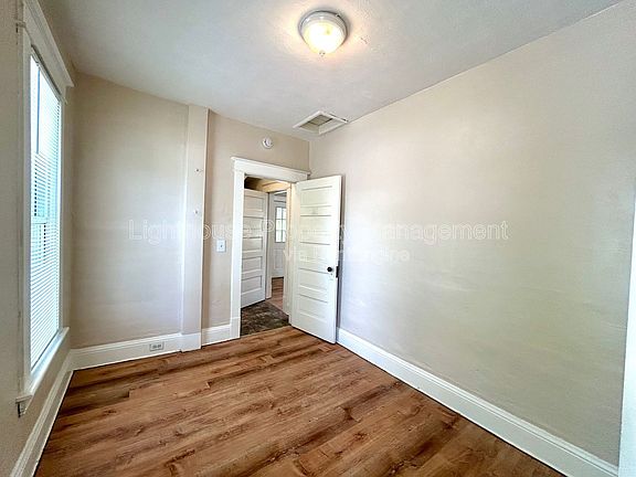 3rd image of 2550 Crozier Ave #2