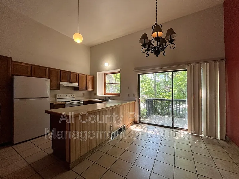 3 bed, 2.0 bath, 1004 sqft, $3,450 — Photo 4