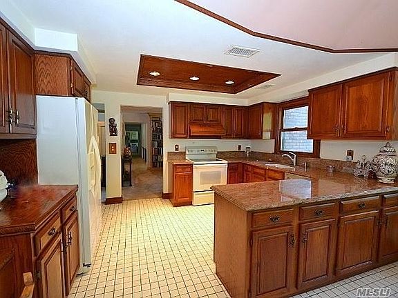 2nd image of 9 Lynridge Ln