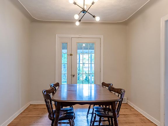 Dining Room leading out to backporch