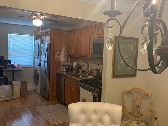 Dining to the Kitchen Dining to the Living