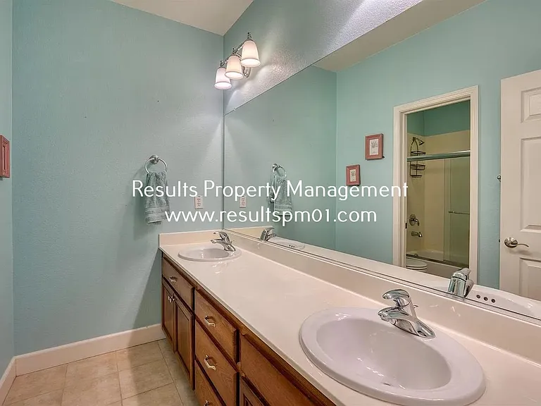 2425 Foxcroft Cir — Photo 25