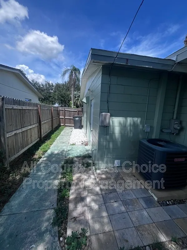 3 bed, 1.0 bath, 1230 sqft, $2,295 — Photo 3