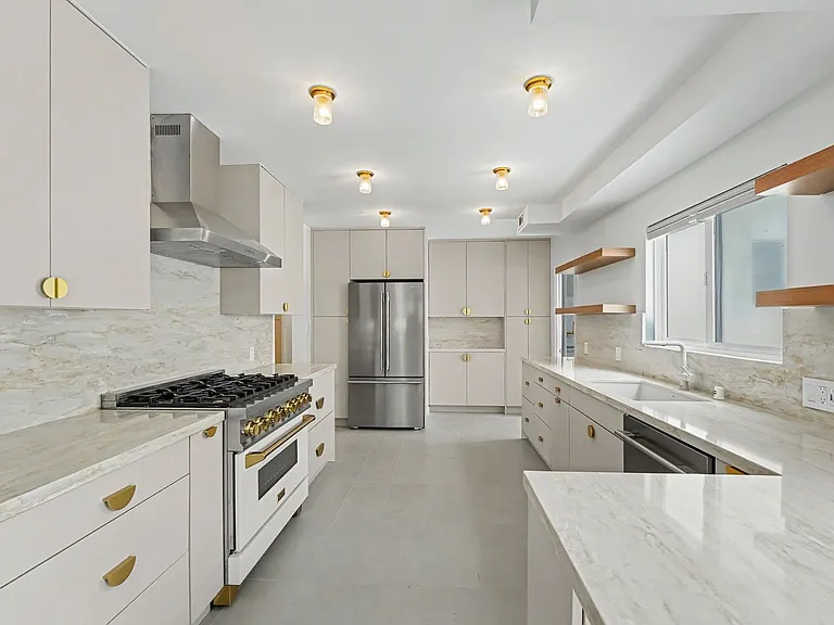 827 15th St - steps to Montana Ave in Santa Monica! — Photo 7