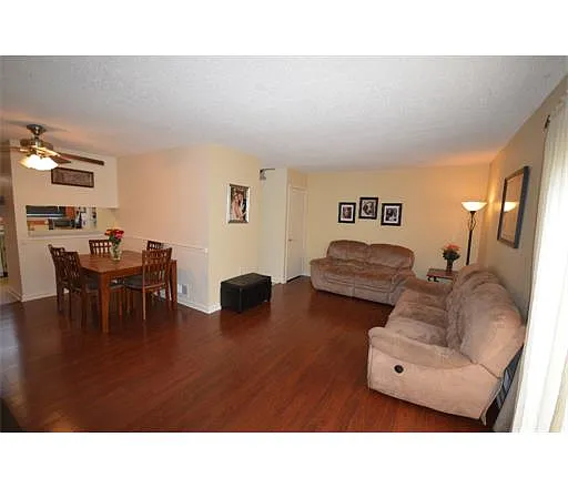206 Larkspur Ln photo 1