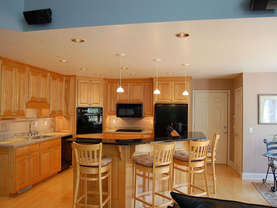 Maple cabinets w/Granite